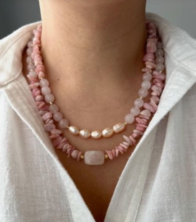 Gargantillas de cuarzo rosa y perlas sobre camisa blanca